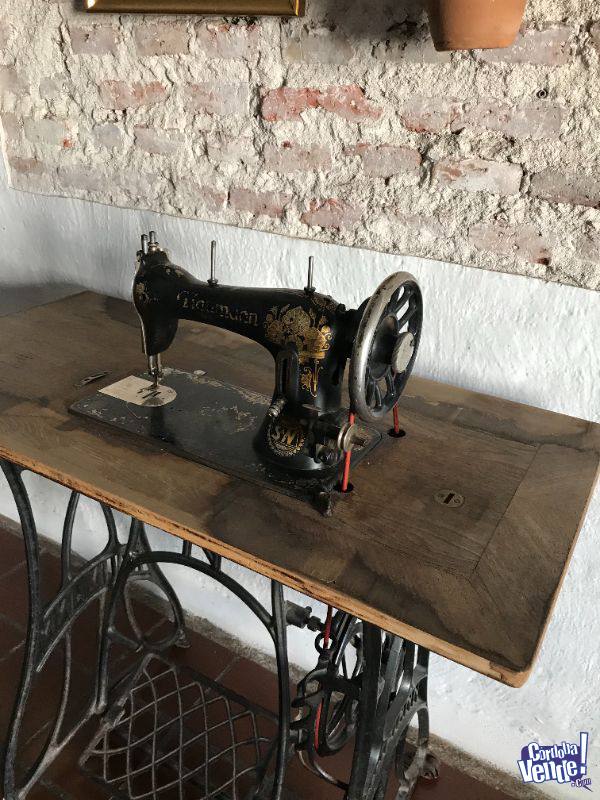 Antigua máquina de coser Naumann con mueble