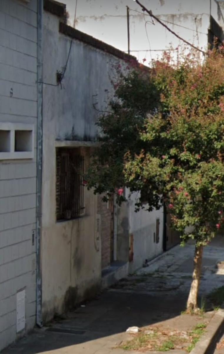 Rosario: Newton 1492 casa de 2 plantas de 3 dormitorios y 1 estar a reciclar 89 m2 cubiertos, Santa 