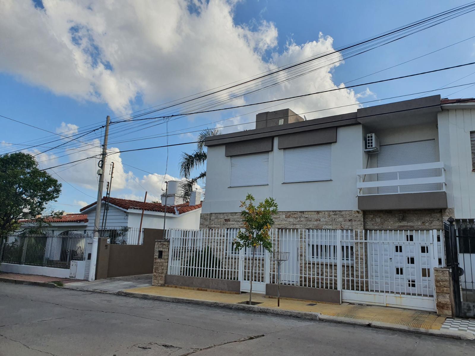 Vendo casa 2 plantas - Ideal para renta B° Villa Centenario (Zona norte)