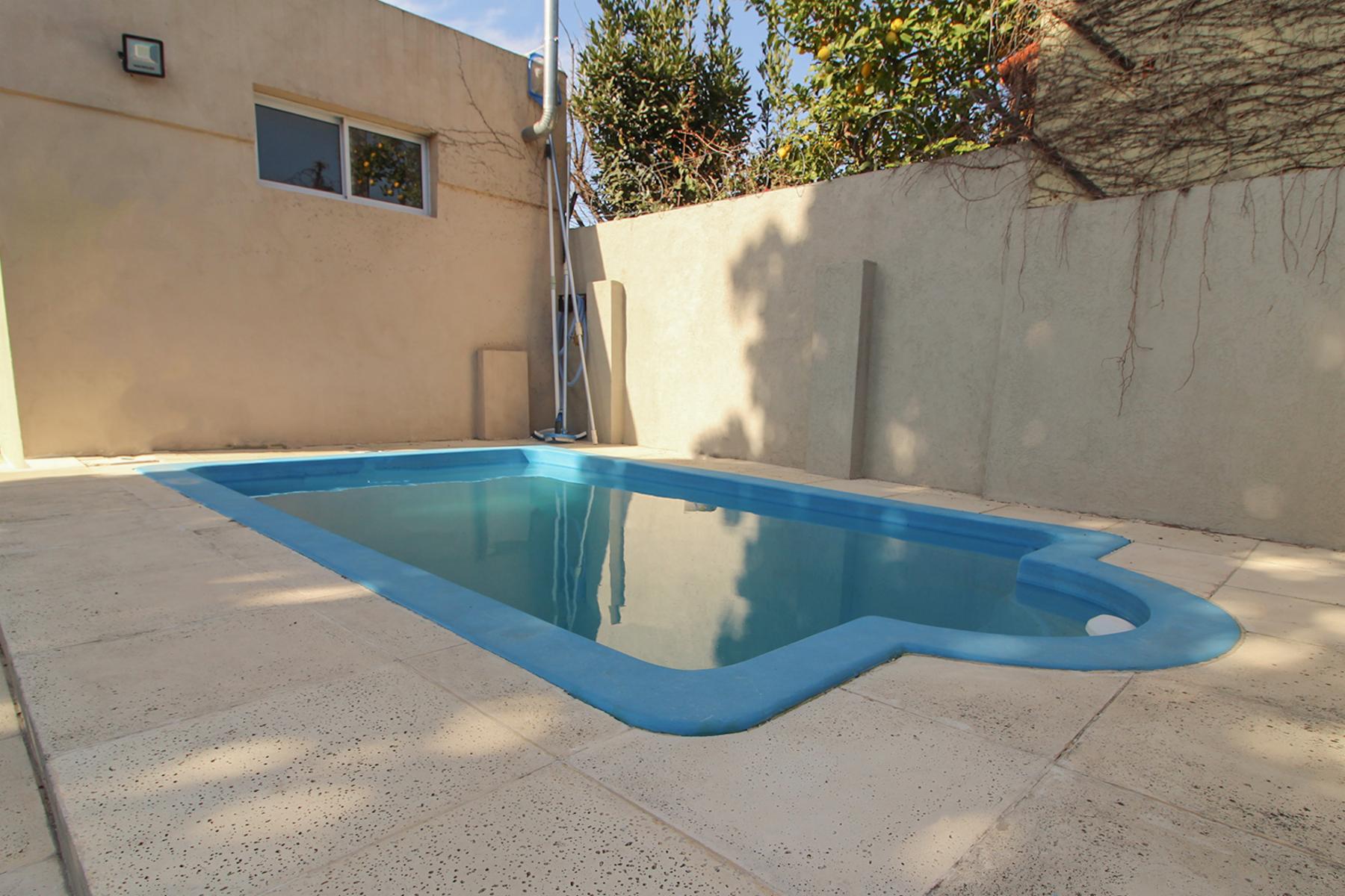 Casa en Venta con piscina en Ituzaing�