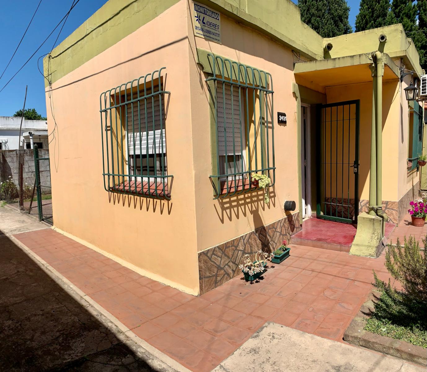 Casa tipo P.H. al frente ubicada sobre la Avenida Tomás Espora.