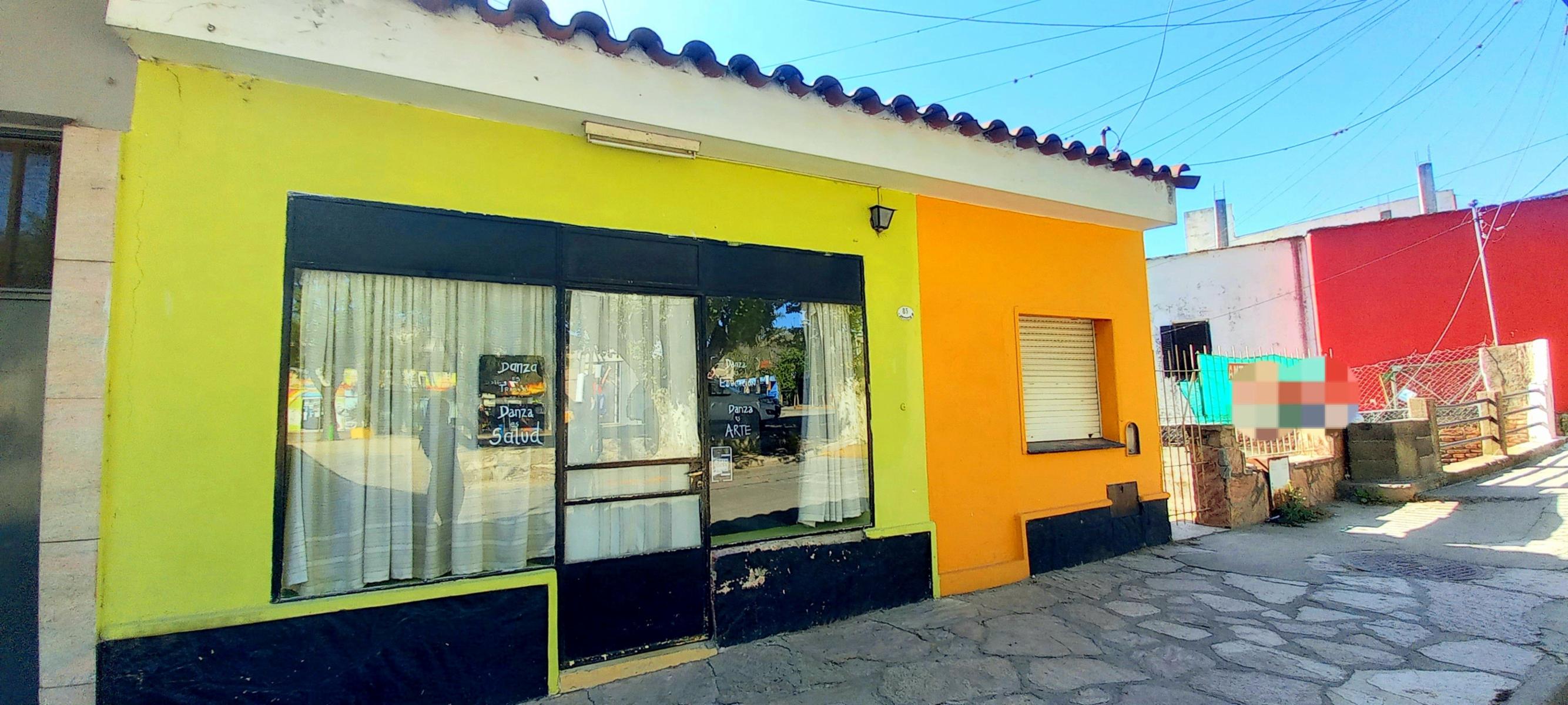 Casa Con Local, Dos entradas Independientes y Parque, Centro de La Falda, C�rdoba