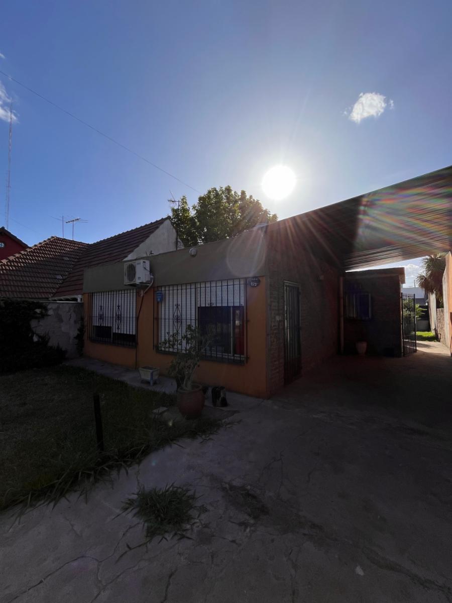 Casa de 3 AMBIENTES ubicada a 150 metros de la Avenida Hipólito Yrigoyen.