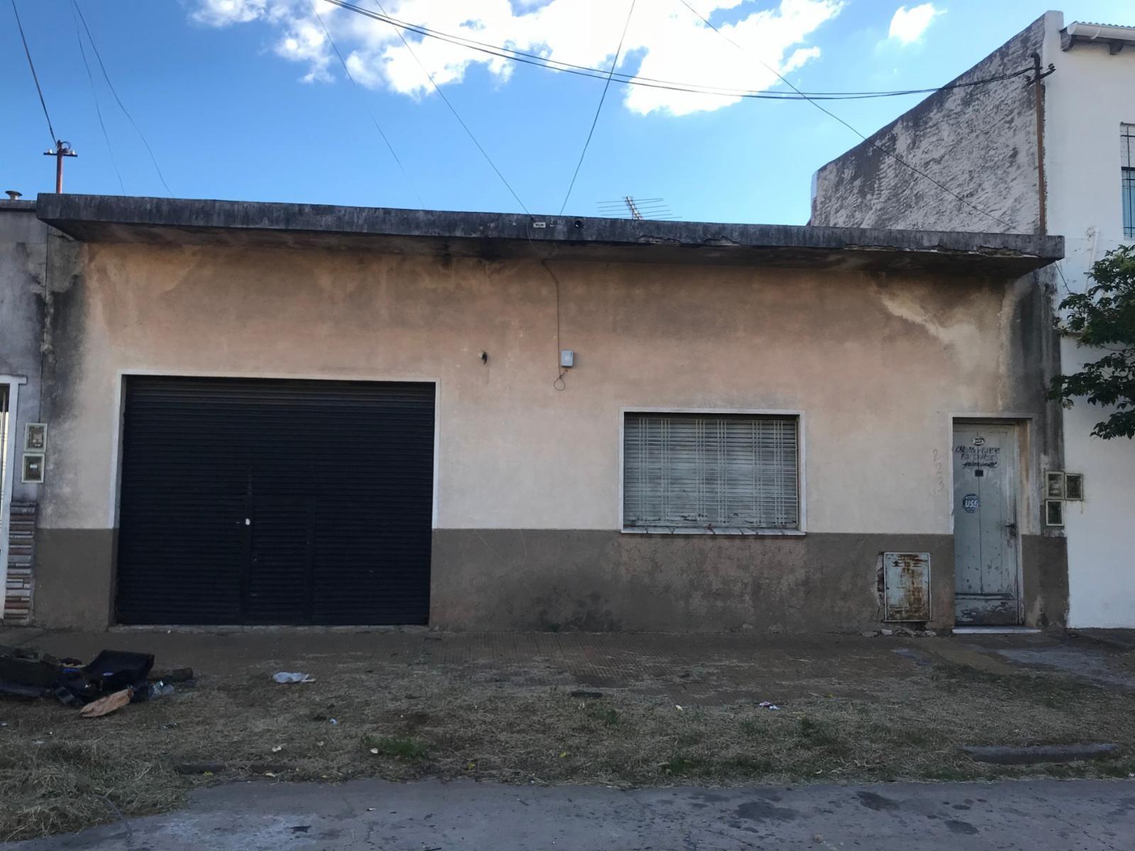 Venta - La Tablada - Casa A Refaccion Con Dos Departamentos Y Local Comercial