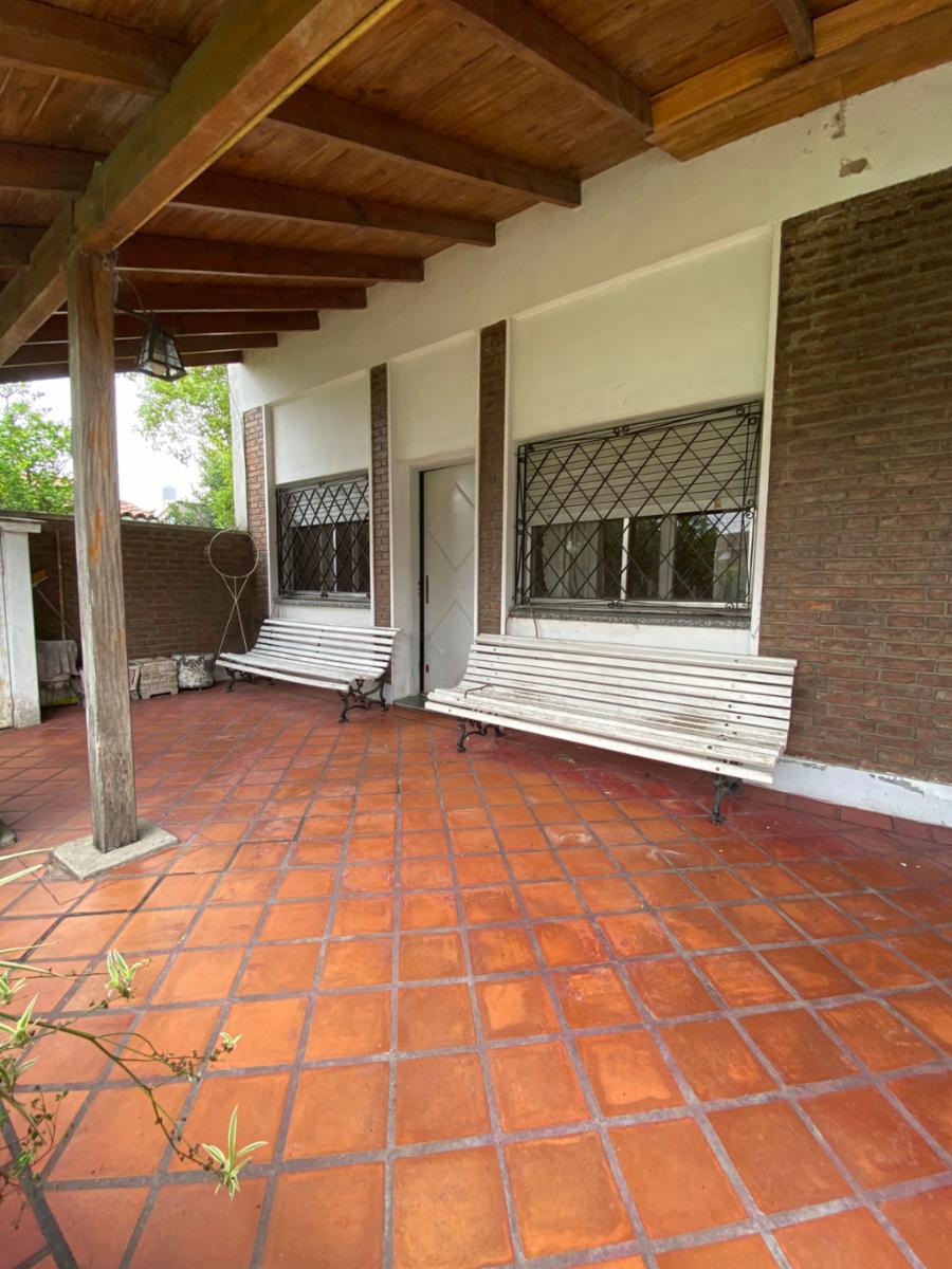 Casa ubicada a 50 metros de la Avenida Tomás Espora y a 200 de la estación de trenes.