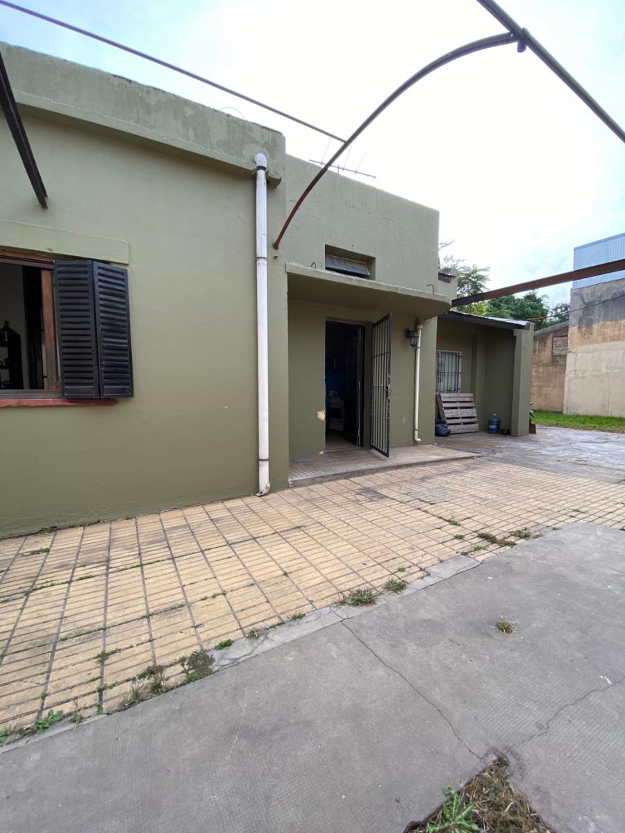 Casa interna de 4 ambientes, ubicada a 50 metros de la Avenida Tomás Espora.