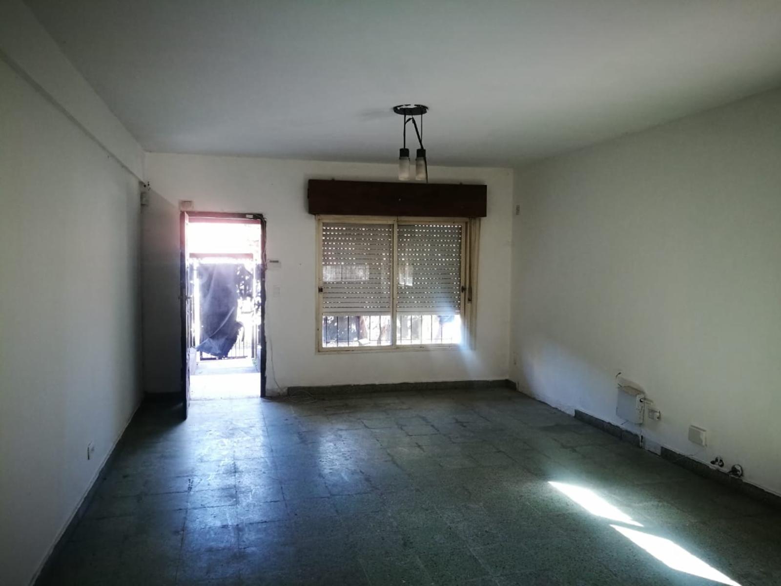 Vendo casa en Paso del Rey con habitación de paredes acusticas para sala de ensayo o estudio de grab