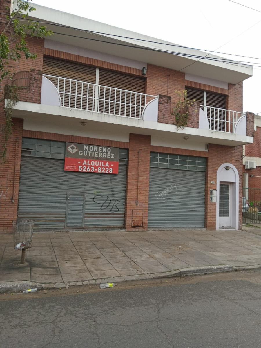 Local comercial ubicado a tres cuadras de Avenida Crovara en la zona de La Tablada.
