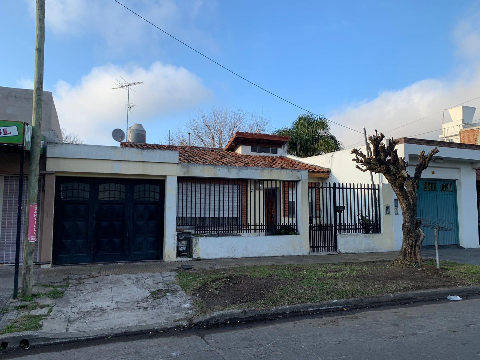 Casa 3 ambientes en lote de de 427 mts2 en Villa Luzuriaga