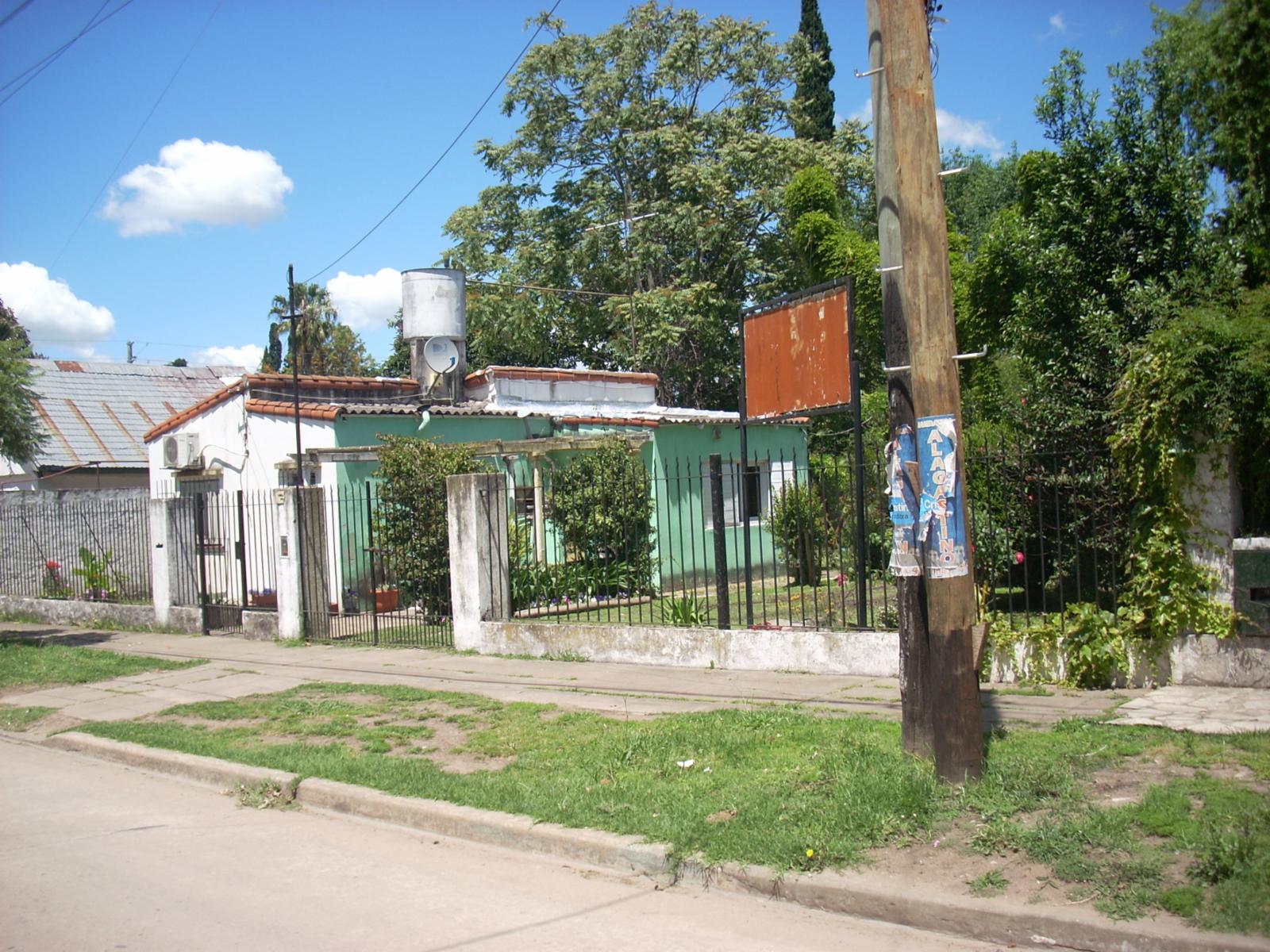 Dos lotes con una casa en muy buena zona de Moreno