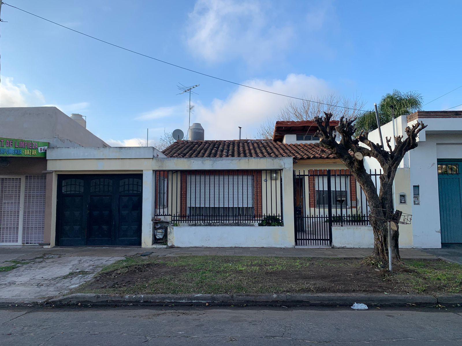 Casa 3 ambientes en lote de de 427 mts2 en Villa Luzuriaga