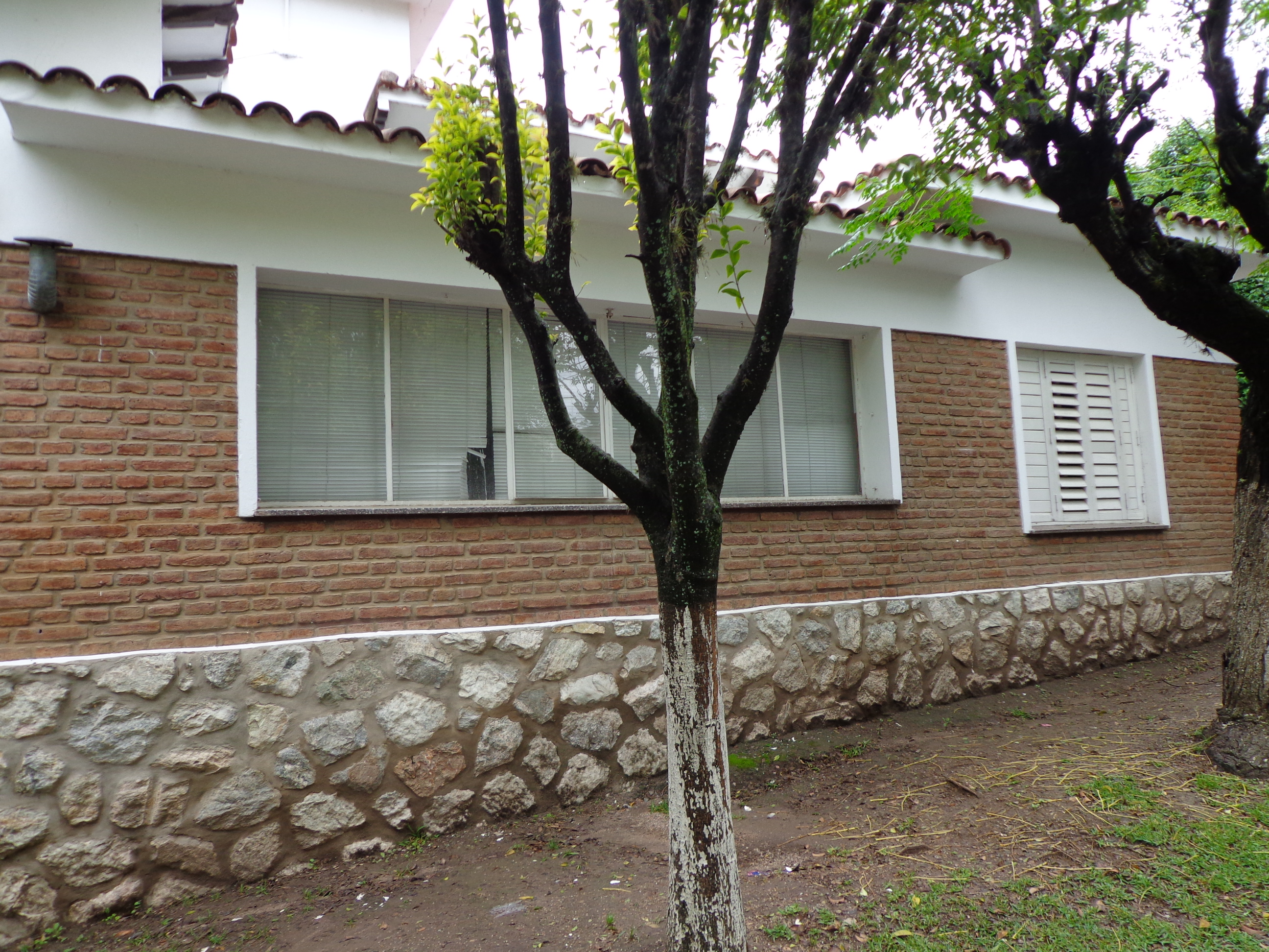 Casa Chalet en Esquina, 2 Dormitorios, Patio Y Cochera. Valle Hermoso, Córdoba.