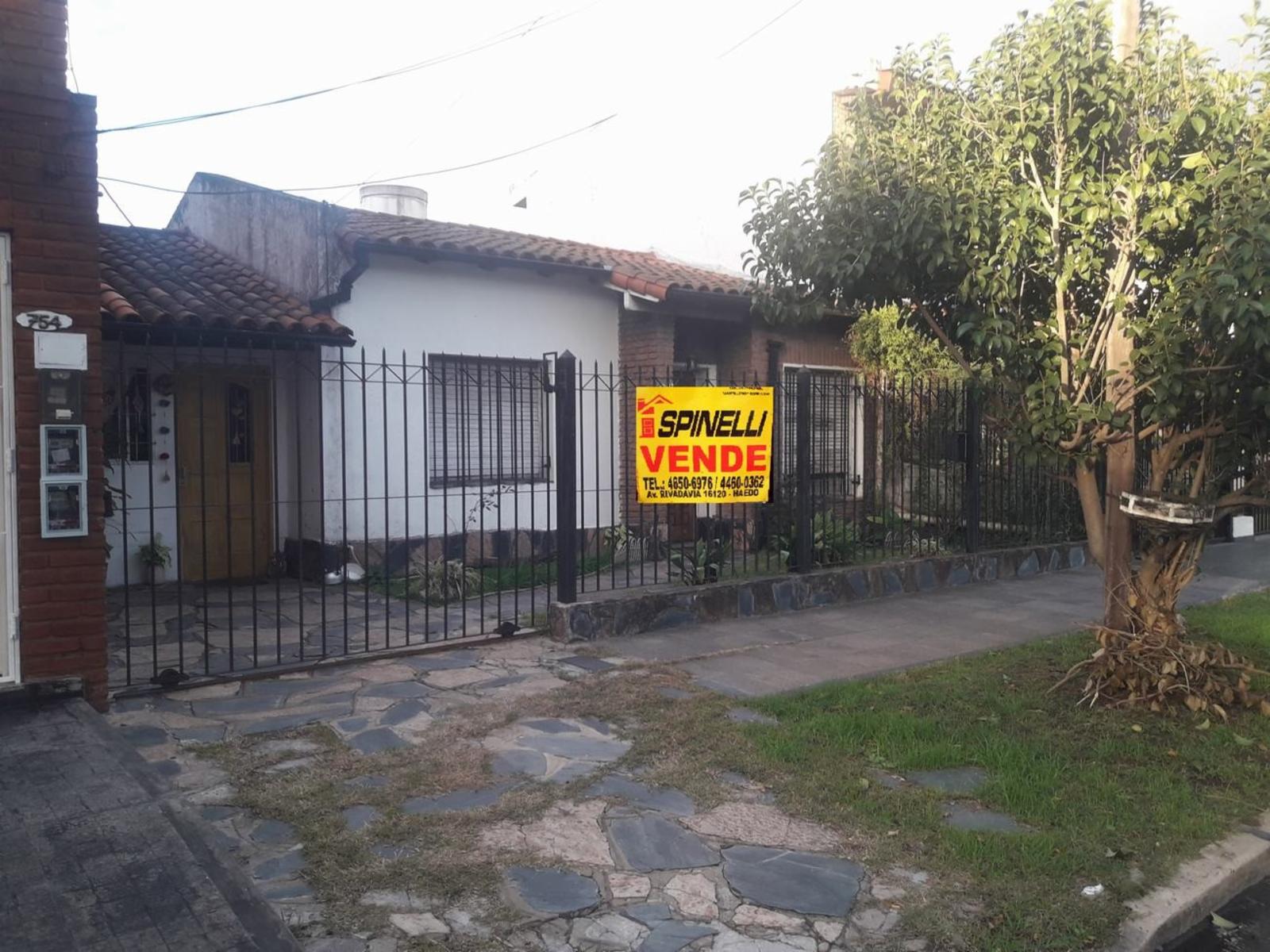Casa en venta de tres ambientes en Villa Luzuriaga