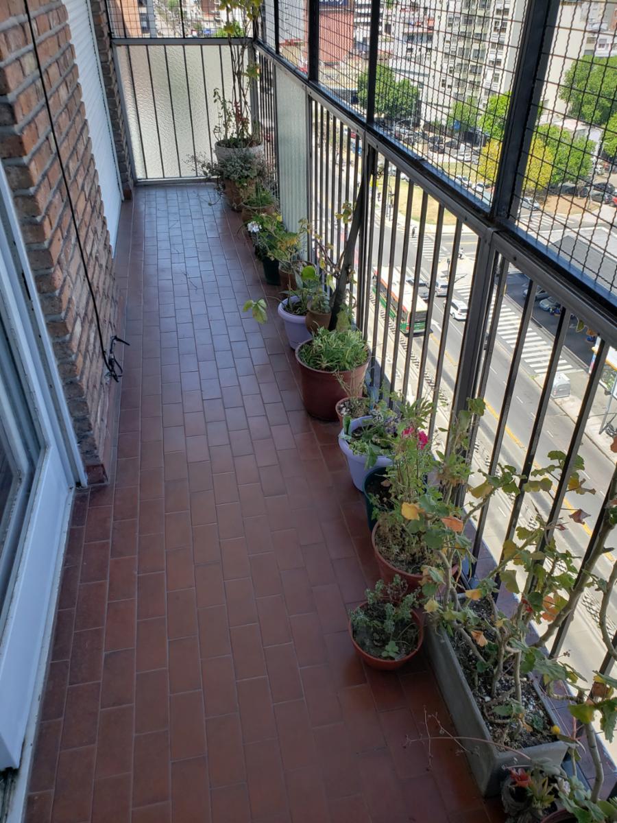 3 Ambientes al frente con balcón - Muy Bueno