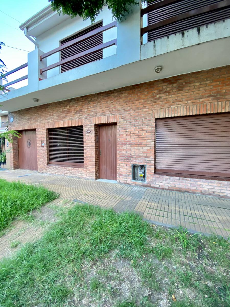 Casa de 5 ambientes o más, ubicada a 50 metros de la Avenida Hipólito Yrigoyen.