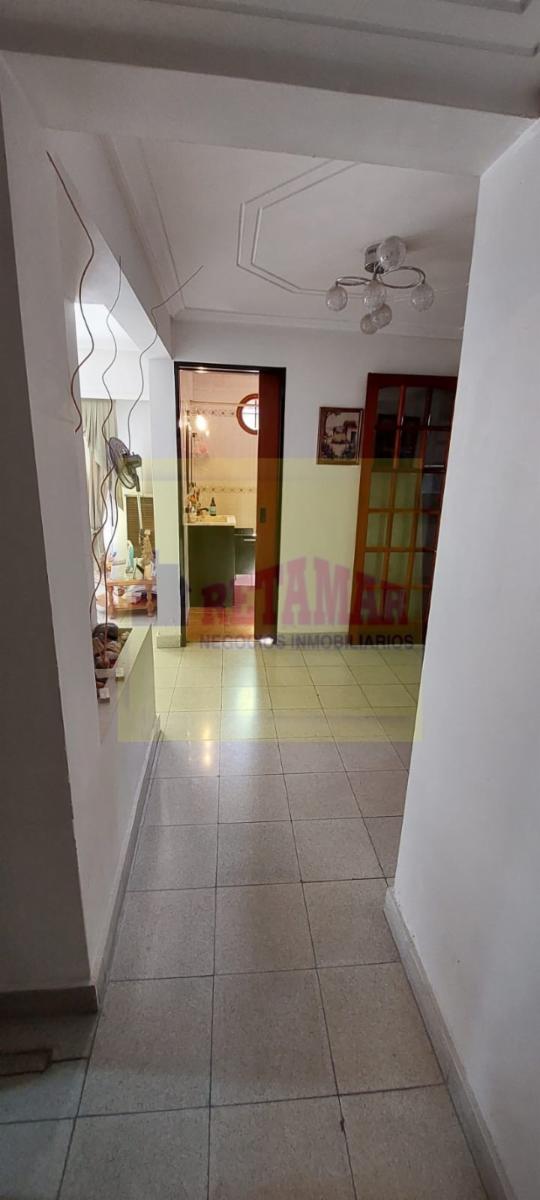 Venta de Casa en lote propio con departamento de 3 ambientes zona Villa Luzuriaga. Consulte