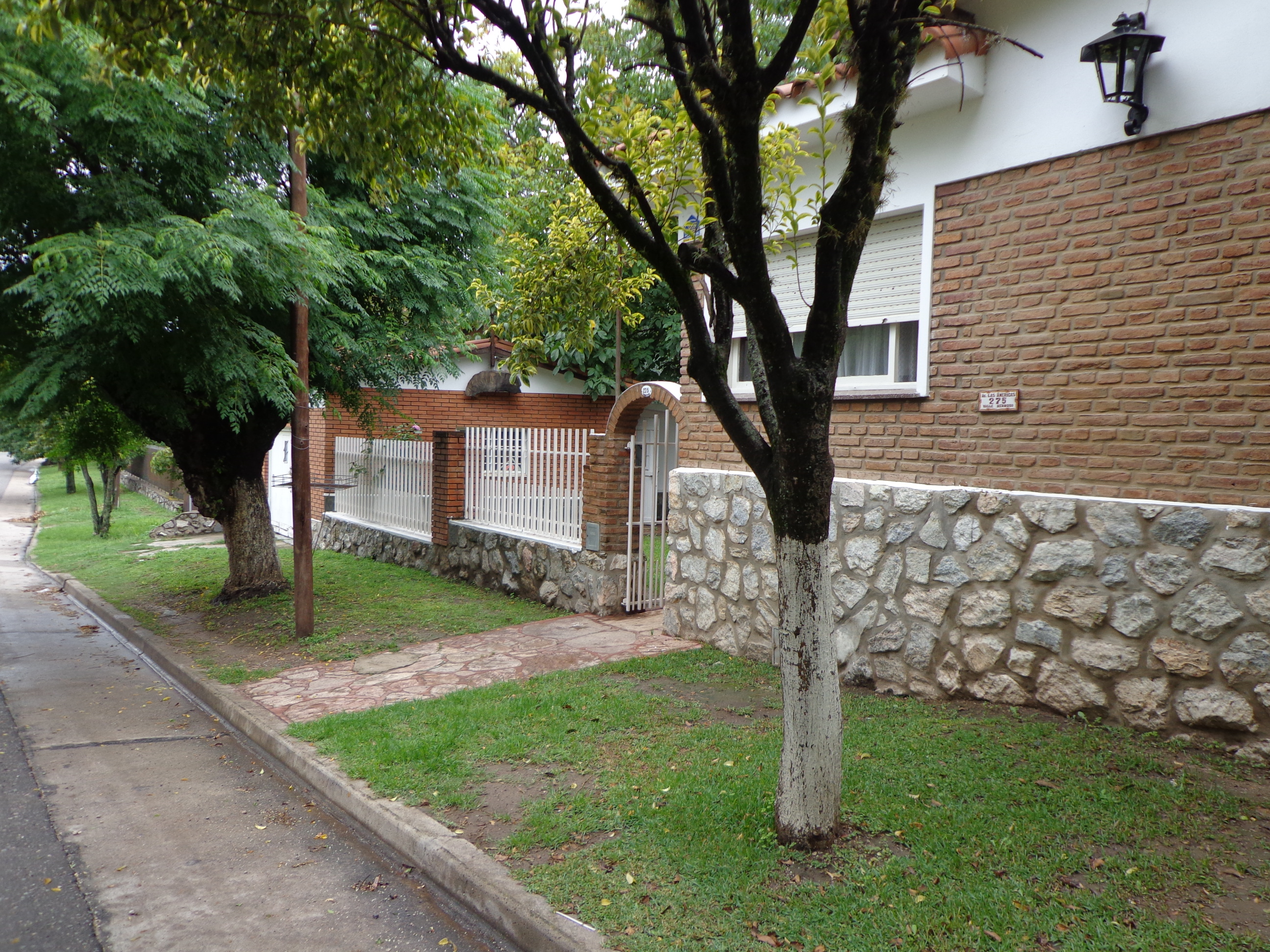 Casa Chalet en Esquina, 2 Dormitorios, Patio Y Cochera. Valle Hermoso, C�rdoba.