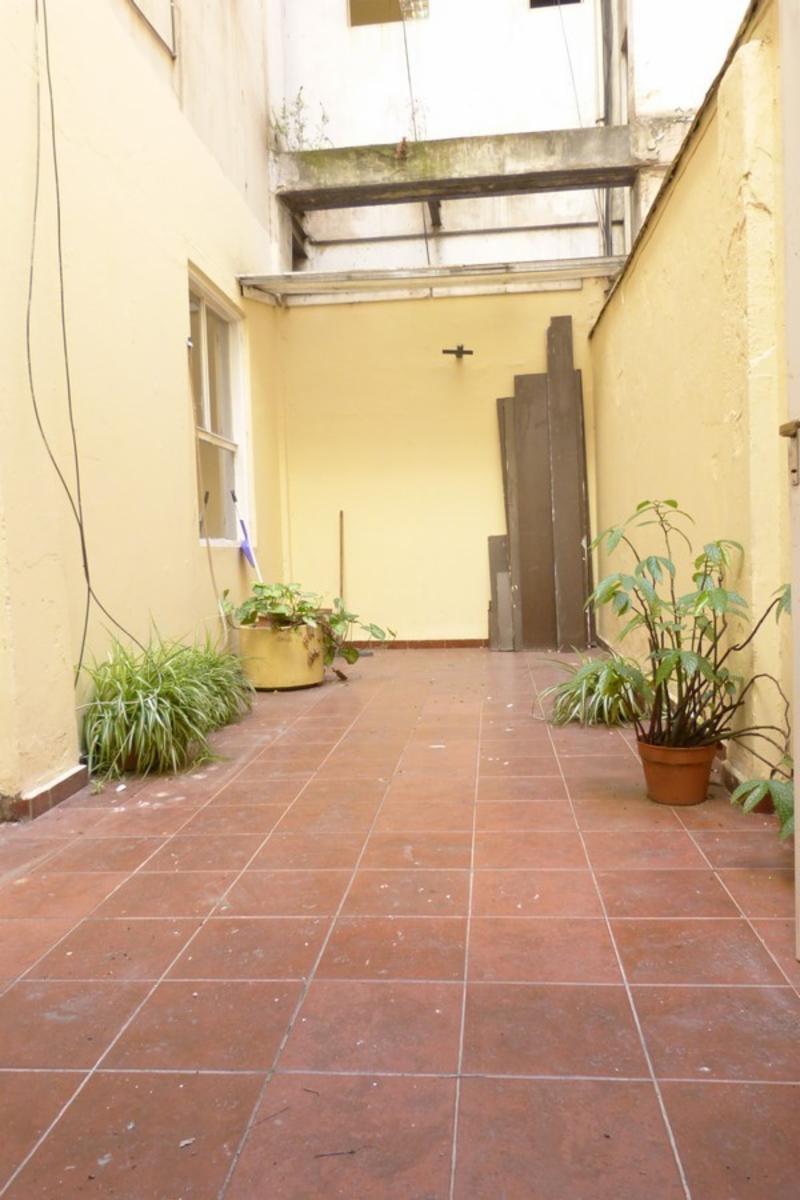 Departamento con patio y doble altura - 78 m² - Monserrat