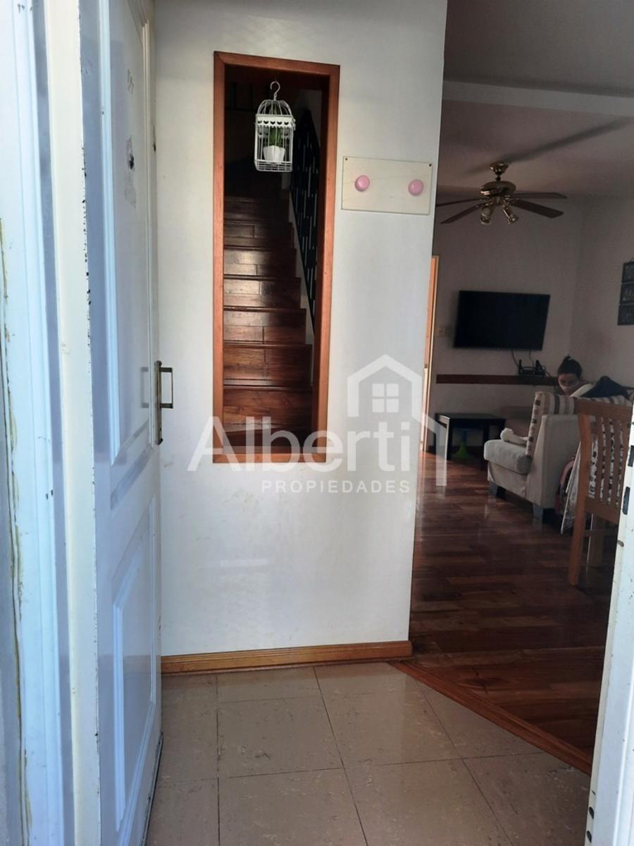 VENTA- DUPLEX 3 AMBIENTES EN HAEDO CON COHERA Y PATIO.