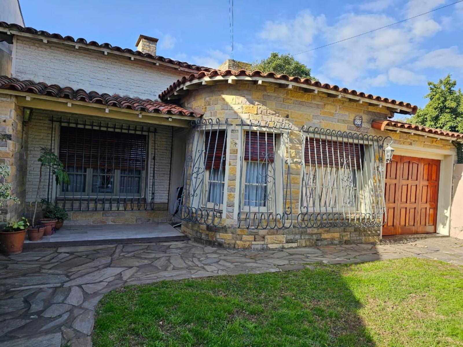 Chalet de categoría 6 ambientes en El Palomar