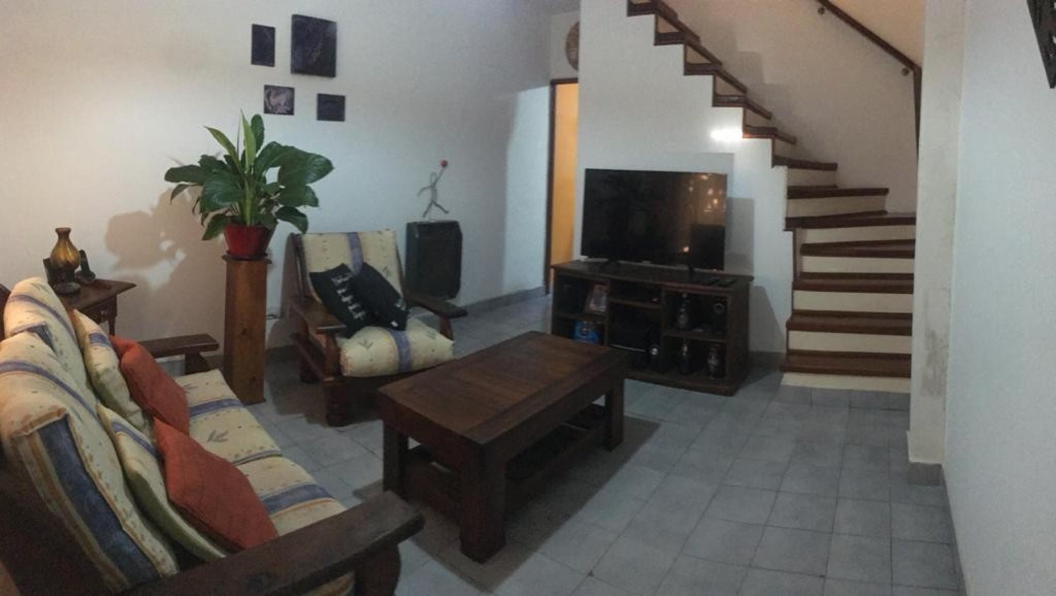 EXCELENTE DUPLEX 3 AMBIENTES EN DOS PLANTAS CON PATIO TECHADO - ZONA VILLA LUZURIAGA