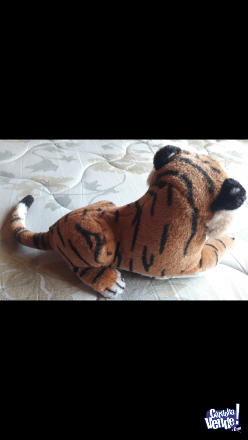 Tigre de peluche, parece de verdad!, en perfecto estado. Mide 45 cm de largo, incluyendo la cola.