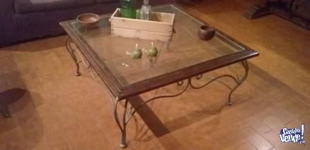 mesa ratona de madera vidrio y pies de hierro trabajado