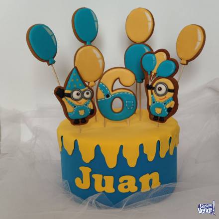 Torta de cumpleaños decorada con toppers en Argentina Vende