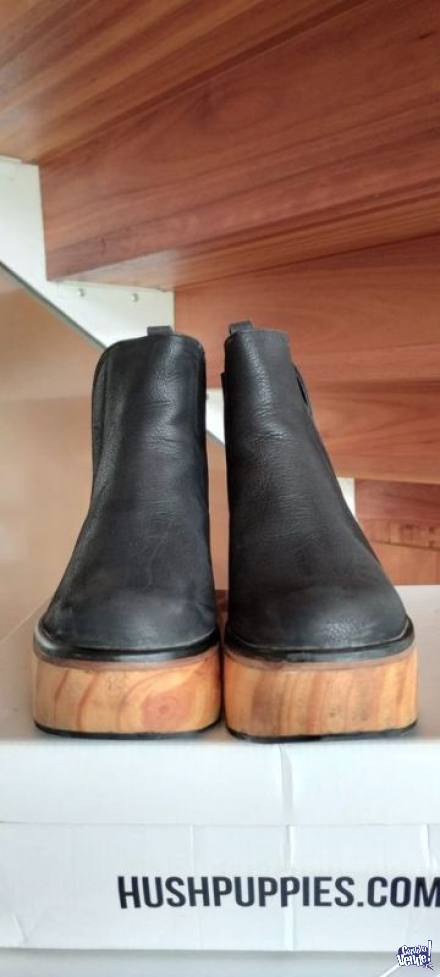 Botas de cuero color negro con plataforma de madera
