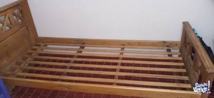 Por mudanza vendo cama de madera 1 plaza + 2 colchones de 1 plaza 