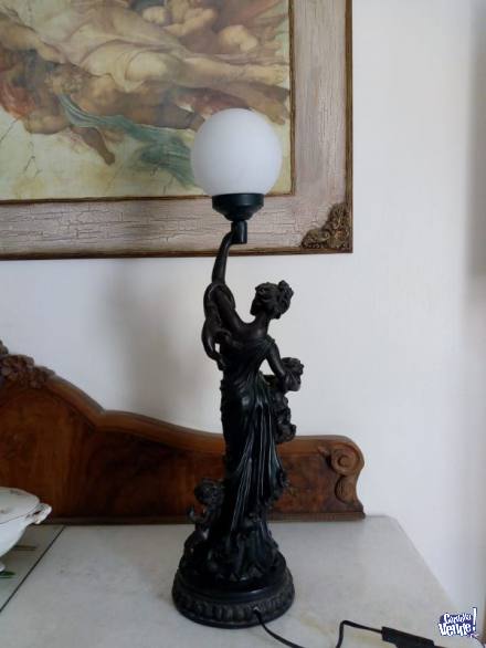 Lámpara escultura mujer con niño en escayola y esmalte neg