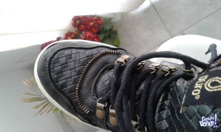 Zapatillas botitas Puro de mujer - usadas-  talle 37