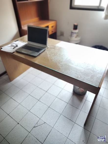 2 escritorios con sus vidrios