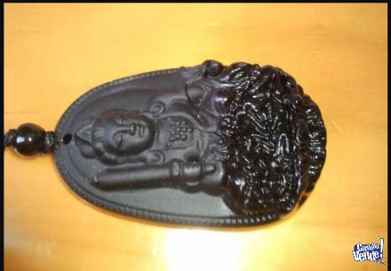 Colgante de obsidiana negra pulida. Medallon amuleto budista