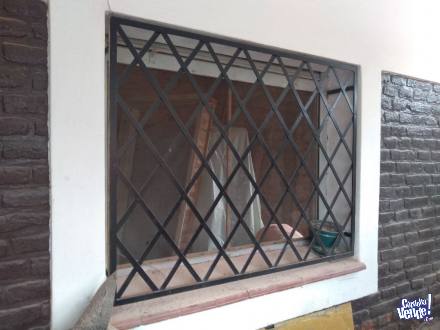 ventana de madera con cortinad e enrollar y reja