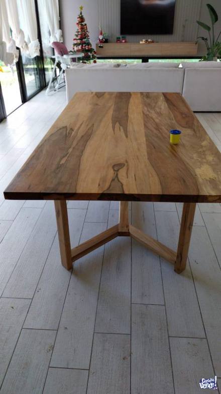 Mesa de madera maciza de Zoita