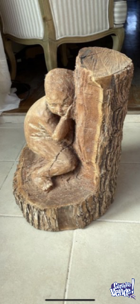 ESCULTURA “Bebe Escondido” tallada en madera de Calden