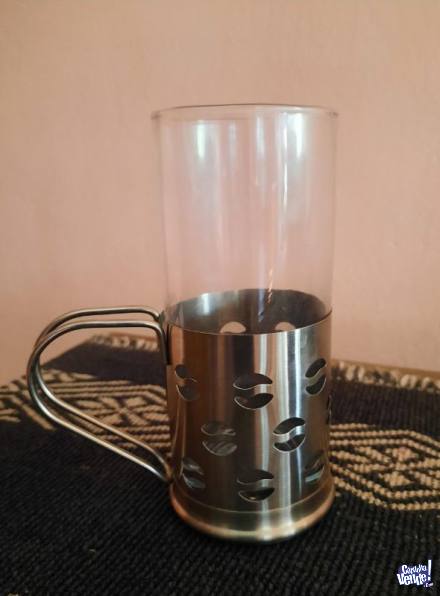 Taza / vaso de vidrio con base metálica