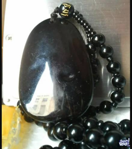 Collar con medallon tallado de obsidiana. Incluye collar. Ta