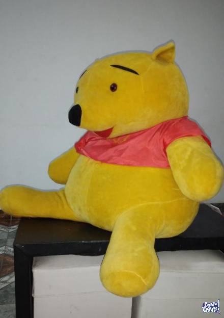 Muñeco de peluche Winnie Pooh 90  cm.de alto.