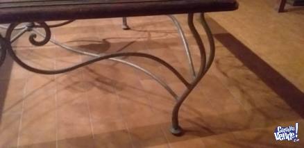 mesa ratona de madera vidrio y pies de hierro trabajado