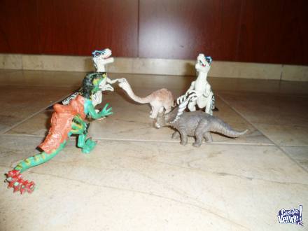 Dinosaurios medianos de goma cada uno $ 100