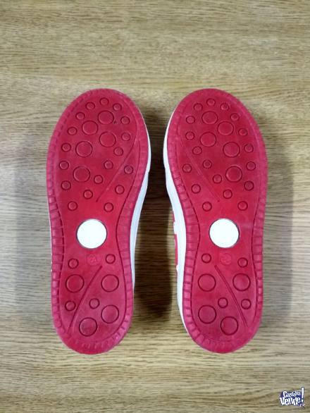 VENDO ZAPATILLAS NIÑOS/AS($8000/$7000C/U)(WhatsApp 35125113