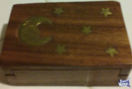 caja de madera de la India con adornos en bronce, luna y est