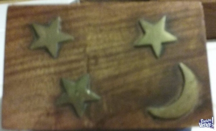 caja de madera de la India con adornos en bronce,luna y estr