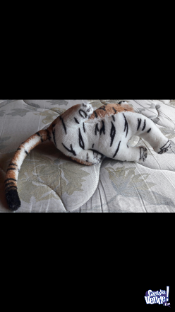 Tigre de peluche, parece de verdad!, en perfecto estado. Mide 45 cm de largo, incluyendo la cola.