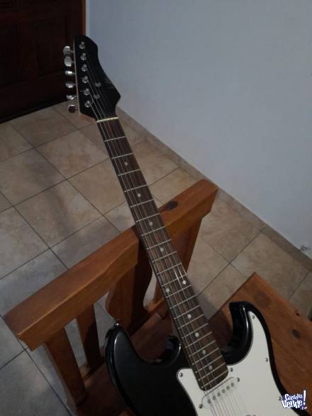 Guitarra Stratocaster y Ampli. V15G + Extras