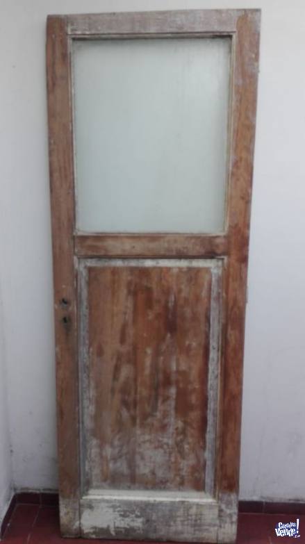 Puerta usada de madera con vidrio