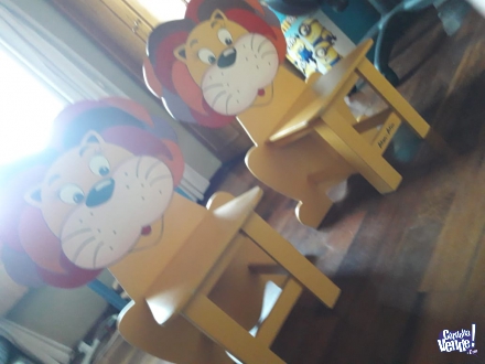 Mesa y 2 sillitas de madera, infantil, pintadas a mano.
