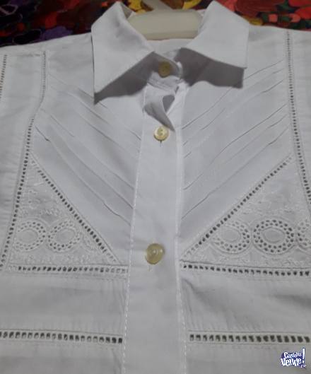 camisa manga larga blanca con  pechera con broderie y bordad